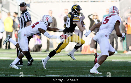 Iowa, USA. 1. Januar 2016. Iowas #89 Matt VandeBerg ein paar Höfe in der ersten Hälfte von der Rose Bowl in Pasadena, Kalifornien gewinnt Freitag, 1. Januar 2016 Credit: Kevin E. Schmidt/Quad-City Times / ZUMA Draht/Alamy Live News Stockfoto