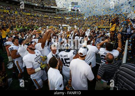 Orlando, Florida, USA. 1. Januar 2016. LOREN ELLIOTT | Times.The Michigan Wolverines feiern nach dem Gewinn der Buffalo Wild Wings Citrus Bowl zwischen den Florida Gators und Michigan Wolverines in Orlando Citrus Bowl Stadium in Orlando, Florida, auf Freitag, 1. Januar 2016. Bildnachweis: Loren Elliott/Tampa Bay Times / ZUMA Draht/Alamy Live News Stockfoto