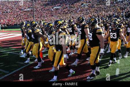 Iowa, USA. 1. Januar 2016. Iowa Hawkeyes machen ihren Weg auf das Spielfeld in der Rose Bowl in Pasadena, Kalifornien Freitag, 1. Januar 2016 Credit: Quad City Times / ZUMA Draht/Alamy Live News Stockfoto