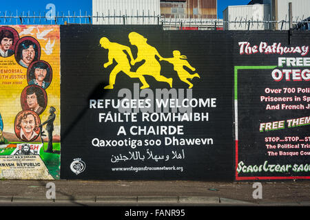 Flüchtlinge willkommen Wandbild am internationalen Wand auf Belfast Falls Road. Mit Gälisch Text. Stockfoto