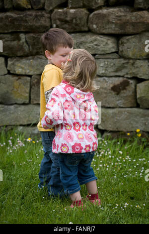 Zwei Kleinkinder bezahlen. Stockfoto