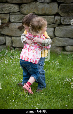 Zwei Kleinkinder bezahlen. Stockfoto