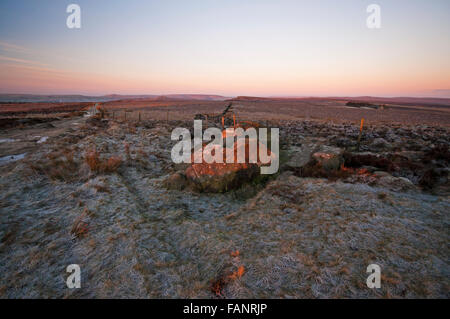 Sonnenaufgang in der Nähe von Stanedge Pole auf Hallam Moors, in der Nähe von Stanage Edge im Peak District National Park Stockfoto