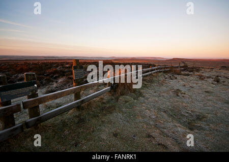 Ein Winter-Sonnenaufgang am Rande des Moors Hallam in der Nähe von Stanage Edge, ein Gritstone Böschung im Peak District National Park. Stockfoto