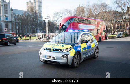 Ein Hybrid / Elektro Bmw i3 Polizeiauto beschleunigt durch London mit Blaulicht. Stockfoto