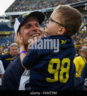 Orlando, Florida, USA. 1. Januar 2016. LOREN ELLIOTT | Times.Michigan Wolverines Trainer Jim Harbaugh hält seinen Sohn nach dem Gewinn der Buffalo Wild Wings Citrus Bowl zwischen den Florida Gators und Michigan Wolverines in Orlando Citrus Bowl Stadium in Orlando, Florida, auf Freitag, 1. Januar 2016. Bildnachweis: Loren Elliott/Tampa Bay Times / ZUMA Draht/Alamy Live News Stockfoto