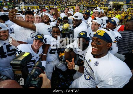 Orlando, Florida, USA. 1. Januar 2016. LOREN ELLIOTT | Times.The Michigan Wolverines feiern nach dem Gewinn der Buffalo Wild Wings Citrus Bowl zwischen den Florida Gators und Michigan Wolverines in Orlando Citrus Bowl Stadium in Orlando, Florida, auf Freitag, 1. Januar 2016. Bildnachweis: Loren Elliott/Tampa Bay Times / ZUMA Draht/Alamy Live News Stockfoto