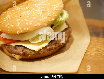 Beef-Burger auf Holztisch, Nahaufnahme, Fokus auf das Rindfleisch Stockfoto