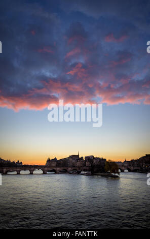 Westende der Ile De La Cite bei Sonnenaufgang mit leuchtenden rosa Wolken mit Pont Neuf und Seineufer. Paris (75001) Frankreich. Stockfoto