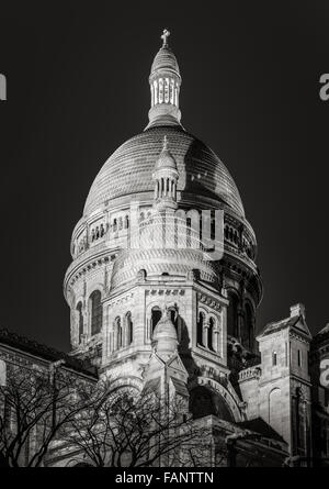 & Schwarz-weiß-Blick auf die Kuppeln der Sacre Coeur Basilika (Heiliges Herz) beleuchtet in der Nacht in Montmartre, Paris, Frankreich. Stockfoto
