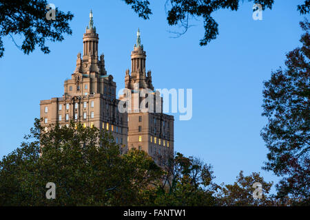Nahaufnahme der beiden Türme des San Remo-Gebäudes in der Dämmerung über Central Park, Upper West Side, Manhattan, New York City. Stockfoto