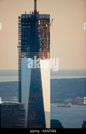 One World Trade Center im Bau (08-2012). Das Hochhaus befindet sich im Finanzdistrikt von Lower Manhattan, New York. Stockfoto