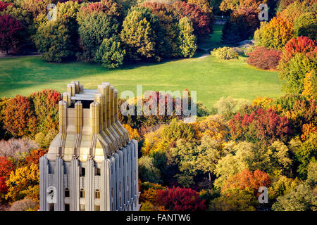 Luftaufnahme des Central Park West Sheep Meadow im vollen Herbstfarben. Upper West Side, Manhattan, New York City. Stockfoto