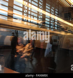 Fahrgäste im Zug, Madrid Puerta de Atocha-Bahnhof, in Madrid, Spanien. Stockfoto