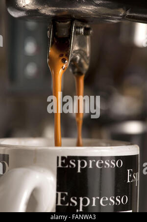 Ann Arbor, Michigan, USA. 30. April 2013. Espresso gießt aus einer Kaffeemaschine in einem Café in der Nähe von Ann Arbor. © Mark Bialek/ZUMA Draht/Alamy Live-Nachrichten Stockfoto