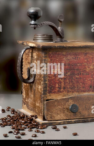 Ann Arbor, Michigan, USA. 30. April 2013. Eine alte Kaffeemühle sitzt auf dem Display in einem Café in der Nähe von Ann Arbor, MI. © Mark Bialek/ZUMA Draht/Alamy Live News Stockfoto