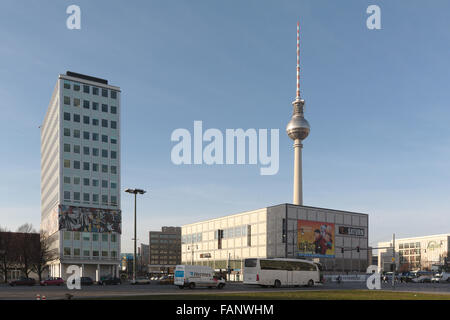 Berliner Fernsehturm gesehen vom Alexanderplatz Stockfoto