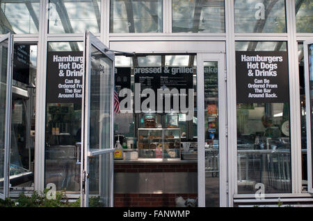 NEW YORK, Hamburger Hamburger Hot Dogs & Getränke, befindet sich in der Nähe von den Vereinten Nationen Gebäude im unteren Midtown. 370 East 47th Street. Verlassen der Japan Society in Richtung 1. Straße, kurz vor die Ecke befindet sich die Bar geformt Gewächshaus. Es gibt Tische innen und außen und ist ein guter Ort um einen Burger oder Milchshake zu greifen. Nach dem Motto machen sie die besten Burger der Stadt. Stockfoto