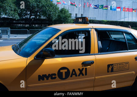 Taxi vor Amtssitz der Vereinten Nationen. Sekretariat Gebäude. New York City. USA. Stockfoto