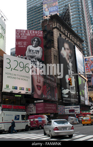 USA New York NYC Manhattan Times Square an der Kreuzung der 7th Avenue und Broadway unter Gebäuden mit Werbung Stockfoto