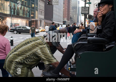 NEW YORK, ein Schuhputzservice stehen auf der Sixth Avenue in New York Stockfoto