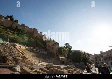 Römische Amphitheater und die Alcazaba in Malaga, Andalusien, Spanien, Europa. Stockfoto