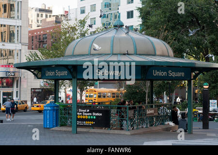 NEW YORK, Union Square u-Bahn. Zwischen dem 14. und 17. und Union Square West und Ost. Sie fingen an, trat der Union weil Broadway und 4th Avenue und ist seit jeher das Zentrum der Demonstrationen und Proteste. Es hat mehrere Statuen, wie George Washington, Mahatma Gandhi oder, die die Garten schmücken. Rechts ist die Nummer 1 des Platzes das Metronom, eine dampfende Halbkreise Installation erstellt von Kristin Jones und Andrew Ginzel, aktuellen Übergang auch die Zeit, die vergangen seit Mitternacht, und die restlichen zum nächsten, in diesem Fall nach hinten Stockfoto