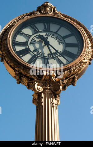 Berühmte Uhr im Flatiron District neben Flatiron Building in Manhattan, New York Stockfoto