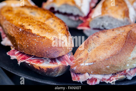 Nahaufnahme von einem spanischen Bocadillos Schinken oder Serrano Schinkenbrot Stockfoto