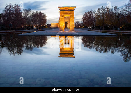 Tempel von Debod in der Abenddämmerung. Alte ägyptische Tempel wurde nicht demontiert und wieder aufgebaut in Madrid, Spanien Stockfoto