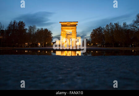 Tempel von Debod in der Abenddämmerung. Alte ägyptische Tempel wurde nicht demontiert und wieder aufgebaut in Madrid, Spanien Stockfoto