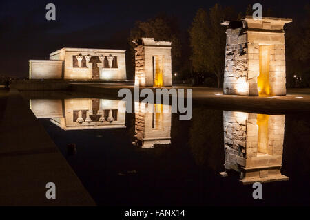 Tempel von Debod in der Nacht. Alte ägyptische Tempel wurde nicht demontiert und wieder aufgebaut in Madrid, Spanien Stockfoto