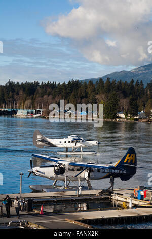 Zwei Wasserflugzeuge auf dem terminal in Vancouver Coal Harbour-Wasserflugzeug Stockfoto