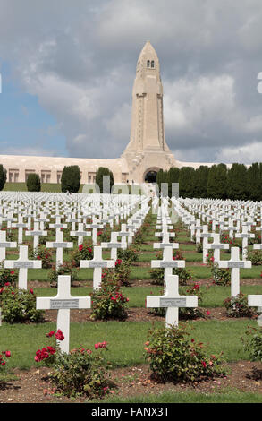 Gesamtansicht über den französischen Nationalfriedhof vor das Beinhaus von Douaumont, in der Nähe von Fort Douaumont bei Verdun, Frankreich. Stockfoto