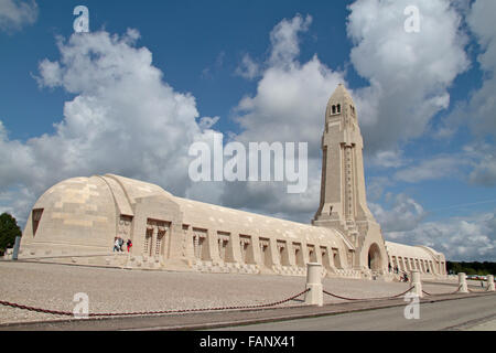 Das Beinhaus Douaumont, in der Nähe von Fort Douaumont bei Verdun, Frankreich. Stockfoto