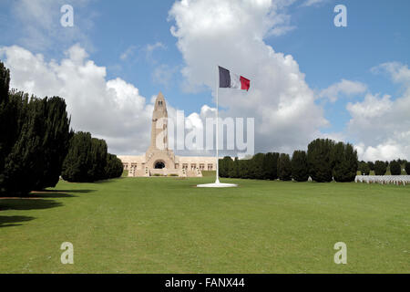 Die französische Trikolore auf dem französischen National Cemetery vor das Beinhaus von Douaumont, in der Nähe von Fort Douaumont bei Verdun, Frankreich. Stockfoto