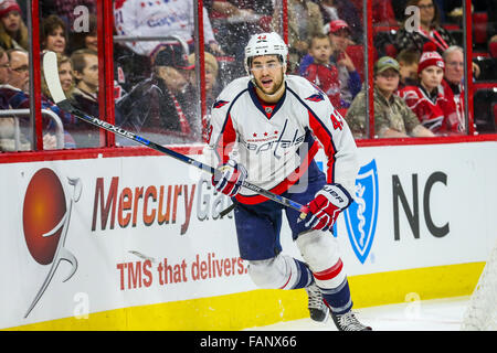 Washington Capitals rechten Flügel Tom Wilson (43) während des NHL-Spiels zwischen den Washington Capitals und die Carolina Hurricanes in der PNC-Arena. Stockfoto