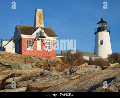 Ein Blick auf Pemaquid Point Light und der Nebel Glockenhaus in Bristol, Maine, USA. Stockfoto