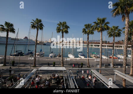 Muelle Uno Waterfront Entwicklung am Hafen, bekannt als El Palmeral de Las Sorpresas in Malaga, Andalusien, Spanien. Stockfoto