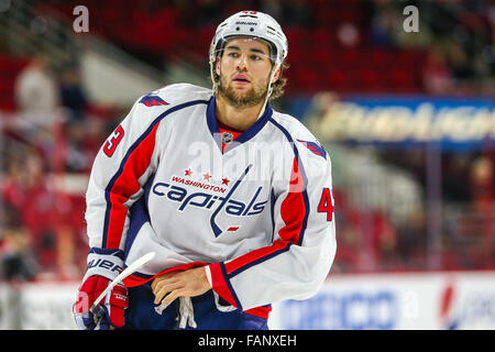 31. Dezember 2015 - rechten Washington Capitals Flügel Tom Wilson (43) während des NHL-Spiels zwischen den Washington Capitals und die Carolina Hurricanes in der PNC-Arena. © Andy Martin Jr./ZUMA Draht/Alamy Live-Nachrichten Stockfoto