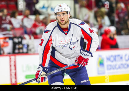 31. Dezember 2015 - rechten Washington Capitals Flügel Tom Wilson (43) während des NHL-Spiels zwischen den Washington Capitals und die Carolina Hurricanes in der PNC-Arena. © Andy Martin Jr./ZUMA Draht/Alamy Live-Nachrichten Stockfoto