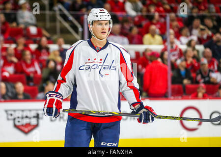 31. Dezember 2015 - Washington Capitals linken Flügel Andre Burakovsky (65) während des NHL-Spiels zwischen den Washington Capitals und die Carolina Hurricanes in der PNC-Arena. © Andy Martin Jr./ZUMA Draht/Alamy Live-Nachrichten Stockfoto