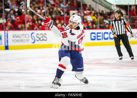 31. Dezember 2015 - center Washington Capitals Marcus Johansson (90) während der NHL-Spiel zwischen den Washington Capitals und die Carolina Hurricanes in der PNC-Arena. © Andy Martin Jr./ZUMA Draht/Alamy Live-Nachrichten Stockfoto