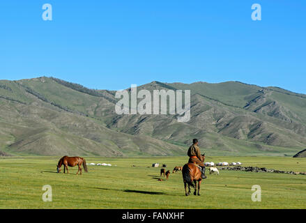 Nomaden in der kargen Landschaft in der Orkhon-Tal, Khangai Nuruu National Park, Övörkhangai Aimag, Mongolei Stockfoto