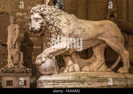 Skulptur eines alten Löwen in der Nacht, Marmor-Statue vor der Loggia dei Lanzi, Piazza della Signoria, Florenz, Toskana Stockfoto