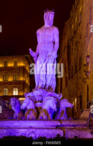 Neptun-Brunnen auf der Piazza della Signoria nachts hinter historischen Gebäuden, Florenz, Toskana, Italien Stockfoto
