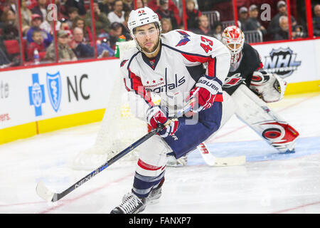 Washington Capitals rechten Flügel Tom Wilson (43) während des NHL-Spiels zwischen den Washington Capitals und die Carolina Hurricanes in der PNC-Arena. Stockfoto