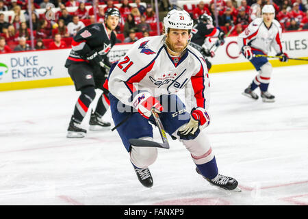 Washington Capitals center Brooks Laich (21) während der NHL-Spiel zwischen den Washington Capitals und die Carolina Hurricanes in der PNC-Arena. Stockfoto