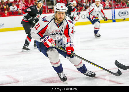 Washington Capitals center Brooks Laich (21) während der NHL-Spiel zwischen den Washington Capitals und die Carolina Hurricanes in der PNC-Arena. Stockfoto