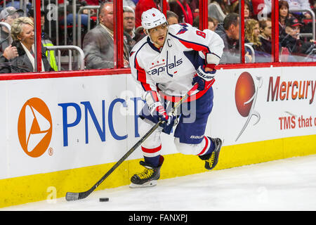 Washington Capitals links Flügel Alex Ovechkin (8) während des NHL-Spiels zwischen den Washington Capitals und die Carolina Hurricanes in der PNC-Arena. Stockfoto